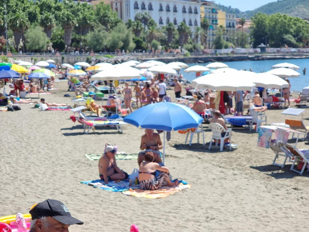 Al Teatro Verdi Luxury Apartment Salerno Bagian luar foto